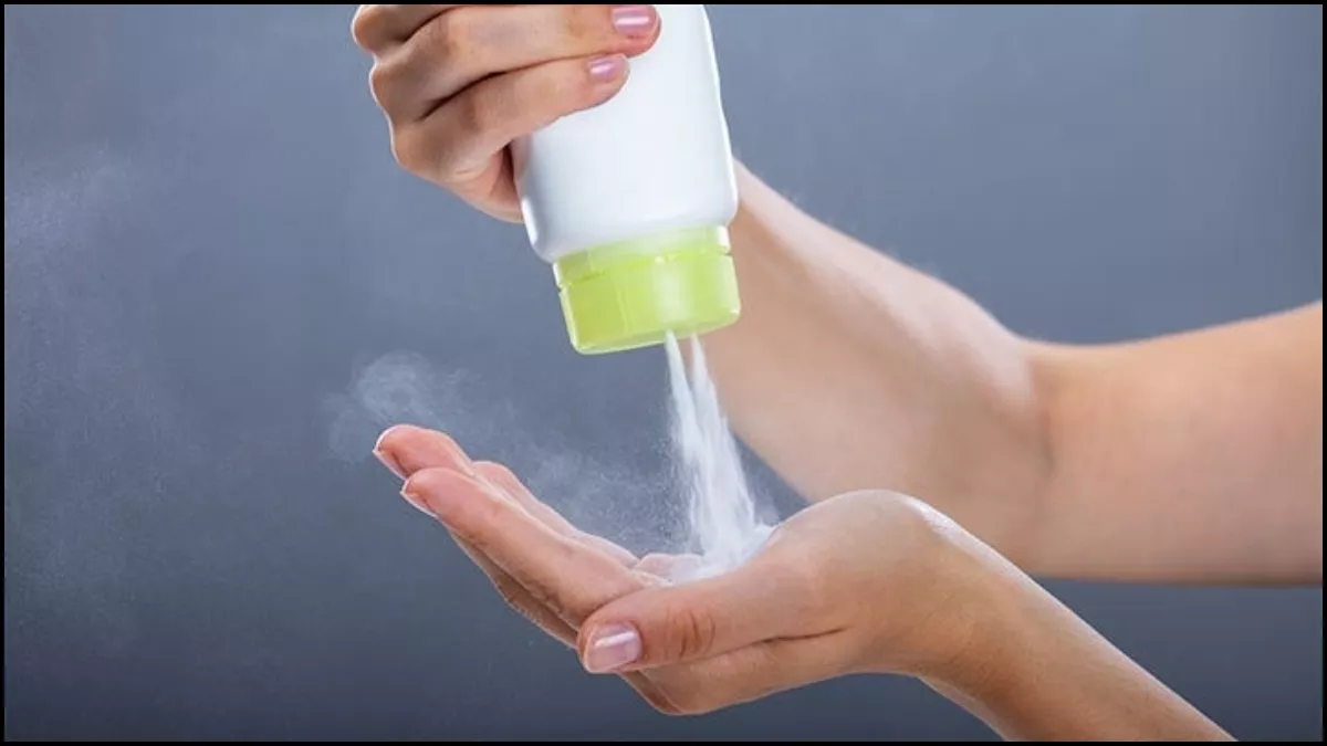 Talcum Powder Side Effects: क्या आप गर्मियों में करते हैं टेलकम पाउडर का इस्तेमाल? तो जरूर जान लें इसके नुकसान