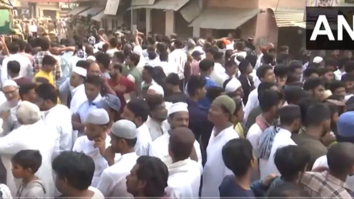 Mukhtar Ansari Death : मुख्तार अंसारी के आखिरी दीदार के लिए घर पर पहुंच रही लोगों की भीड़, मोहम्मदाबाद में किया जाएगा सुपुर्द-ए-खाक