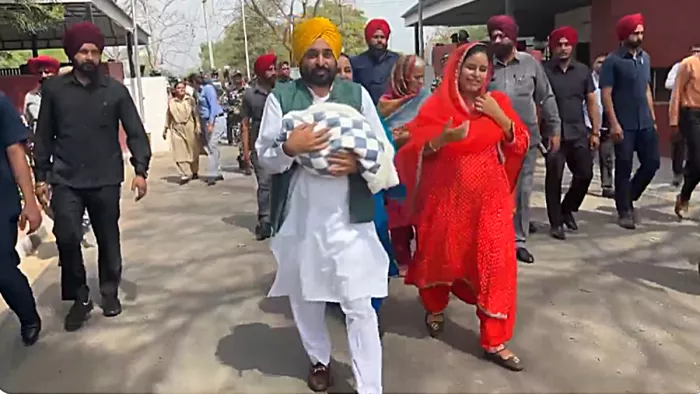 तस्वीर में भगवंत मान बेटी नियामत को गोद में लिए बेहद खुश नजर आ रहे हैं
