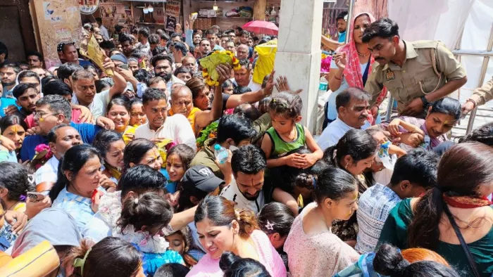 ठाकुर बांकेबिहारी मंदिर में भीड़ नियंत्रण के हर दावे हो रहे फेल