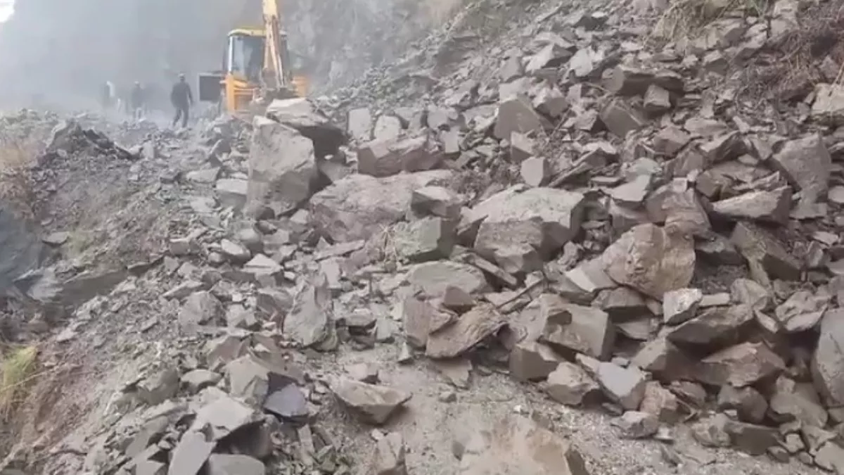 Landslide in Chamba: जोगणी माता मंदिर के पास भूस्खलन, पांच घंटे बंद रहा पद्धर-बल्ह राजमार्ग