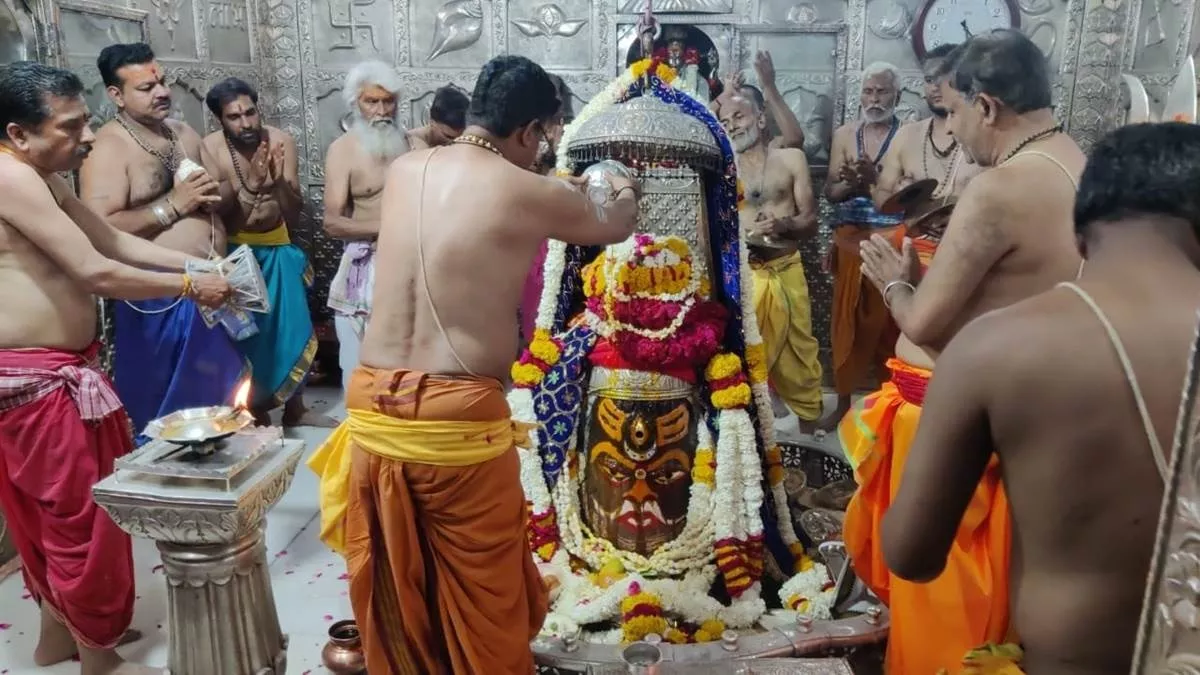 Mahakal Temple: महाकाल मंदिर में मना रंगपंचमी का पर्व, भगवान को चढ़ाया गया एक लोटा रंग