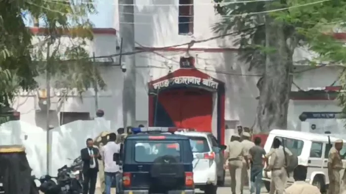 मुख्तार अंसारी की मौत के बाद मामले की जांच करने बांदा जेल पहुंचे जिला जज, डीएम व एसपी