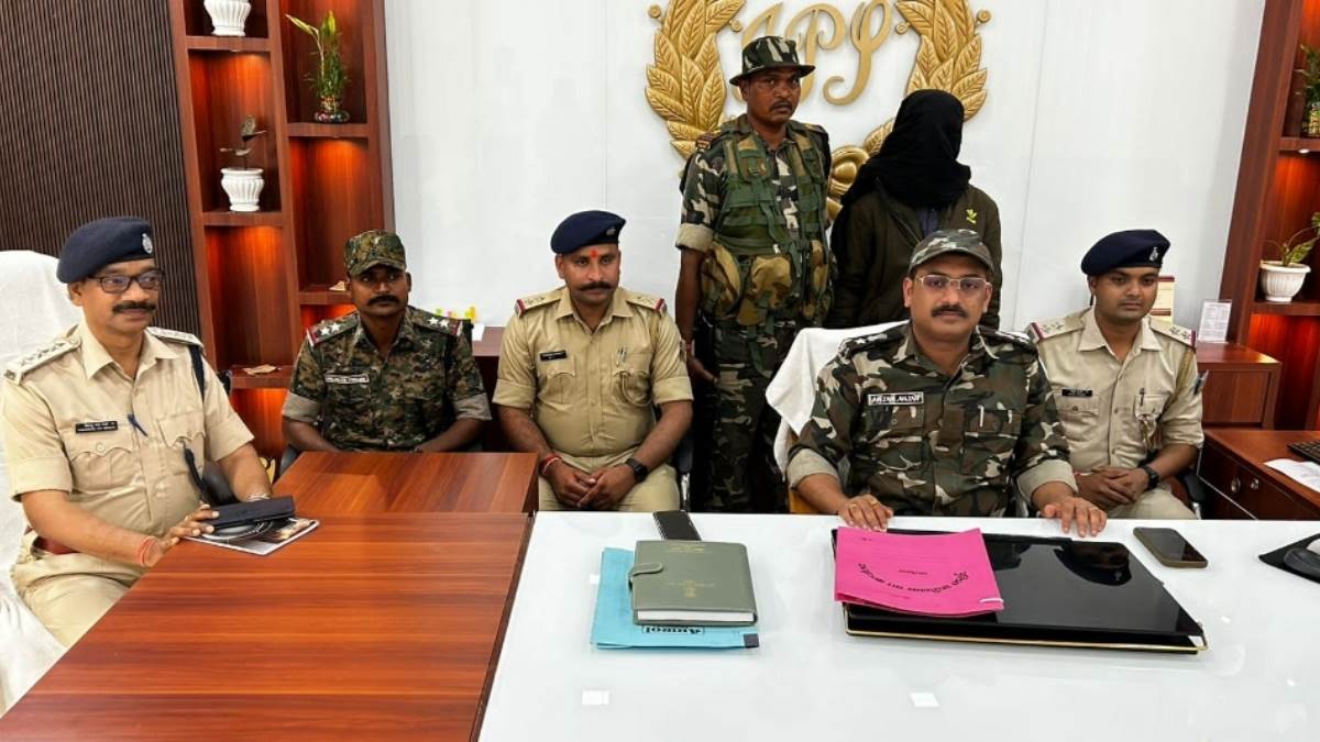 https://www.jagranimages.com/images/newimg/30032024/30_03_2024-naxalite_arrested_23686020_18020304.jpg