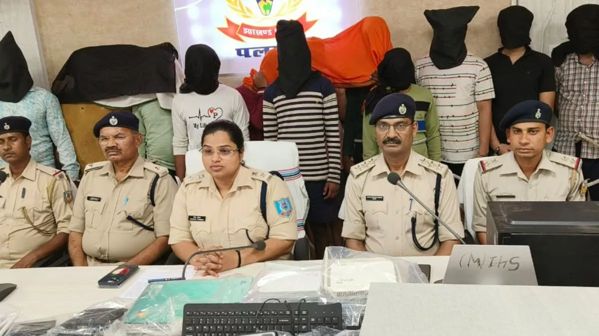 Jharkhand Crime: पलामू में ऑनलाइन जुआ खिलाने वाले गिरोह का भंडाफोड़, पुलिस ने 30 मोबाइल; पॉच लैपटॉप- 9 कंप्यूटर सेट किए जब्त