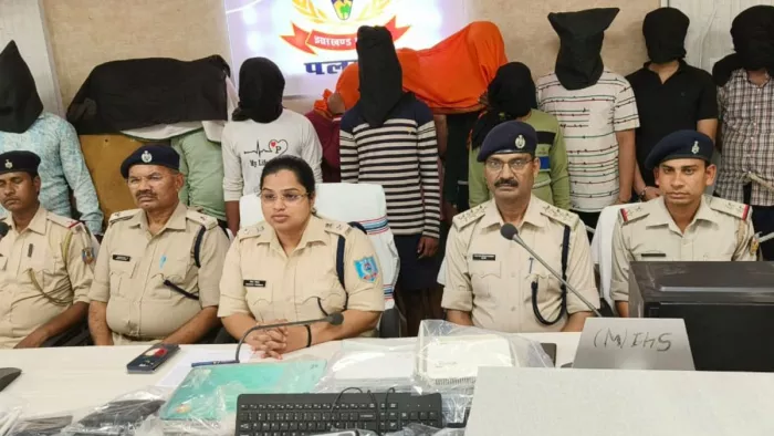 पत्रकारों को जानकारी देती पलामू की एसपी रीष्मा रमेशन व पीछे खड़े पकड़े गए आरोपित व जब्त उपकरण