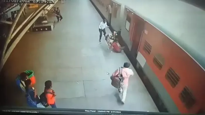 पुणे रेलवे स्टेशन से एक सुरक्षाकर्मी का वीडियो सोशल मीडिया पर चर्चा का विषय बना हुआ है।