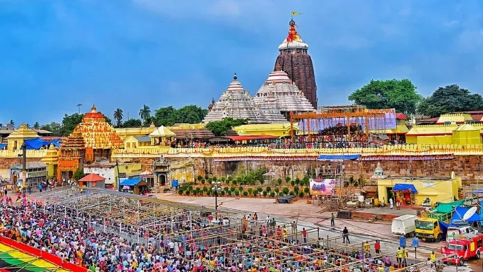 पुरी जगन्नाथ मंदिर में उमड़ी लोगों की भीड़