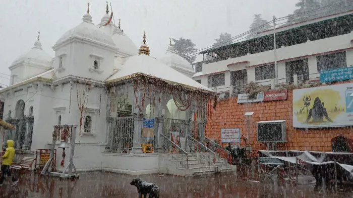 Uttarakhand Weather: चारधामों में भी बर्फबारी हुई है