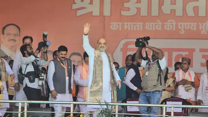 मंच से लोगों का अभिवादन स्वीकार करते अमित शाह। (जागरण)