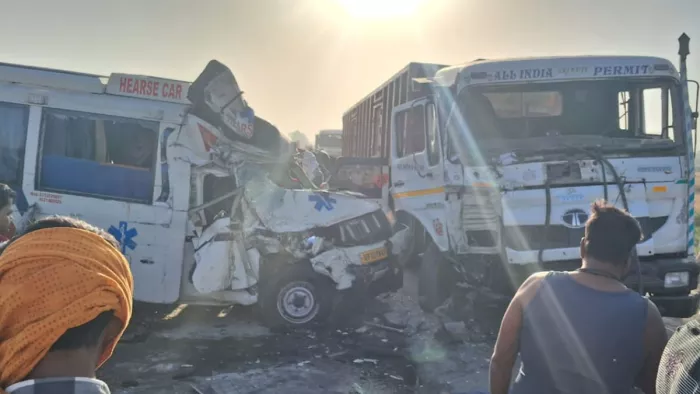 Gorakhpur Accident: पुलिस ने ट्रेलर चालक के खिलाफ मामला दर्ज कर जांच शुरू कर दी है। Jagran