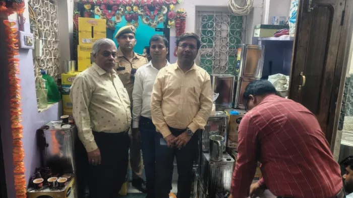 आगरा :दुकान में मिलावटी घी की जांच करती एफएसडीए टीम। साथ हैं सहायक आयुक्त खाद्य शशांक त्रिपाठी सहित अन्य।