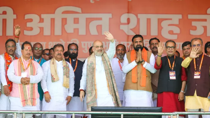 लोगों का अभिवादन स्वीकार करते अमित शाह। (फोटो एक्स हैंडल)