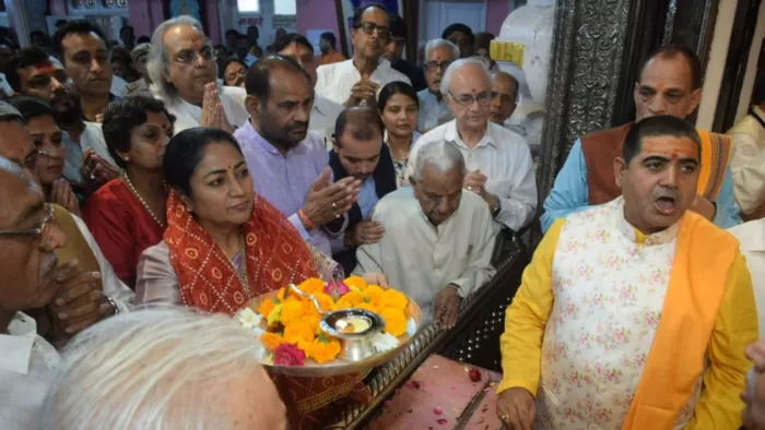 दिल्ली की मुख्यमंत्री रेखा गुप्ता नवरात्रि पर आद्या कात्यायनी मंदिर में दर्शन करने छतरपुर पहुंचीं। जागरण .