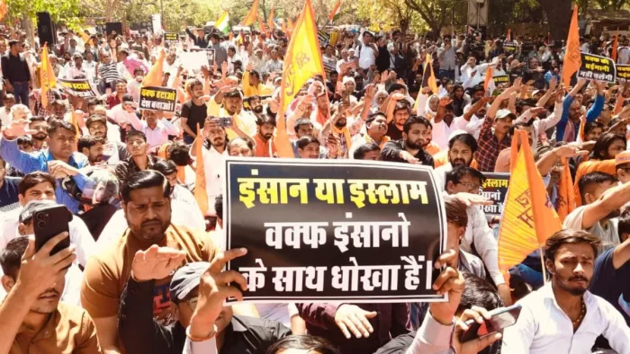 पहली बार हिंदू संगठनों ने सड़कों पर उतरकर वक्फ संशोधन विधेयक का विरोध किया। जागरण