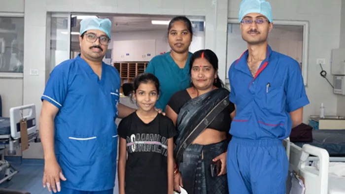 एम्स में सर्जरी के बाद बच्ची व उसकी मां के साथ डाक्टर व नर्स। फोटो- एम्स