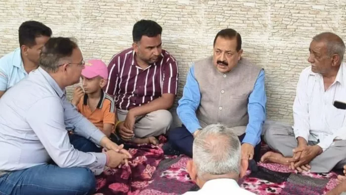 कठुआ मुठभेड़ में बलिदान पुलिसकर्मियों के परिजनों से मिले जितेंद्र सिंह।