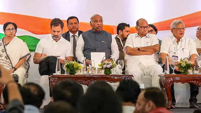 संसद में संयुक्त रणनीति के मसले पर विपक्षी घटकों के बीच दूरी साफ दिखाई पड़ी (फाइल फोटो)