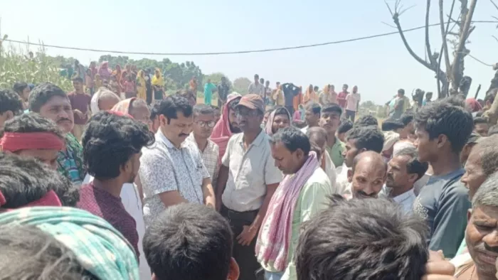 घटनास्थल पर जुटी लोगों की भीड़। (जागरण)