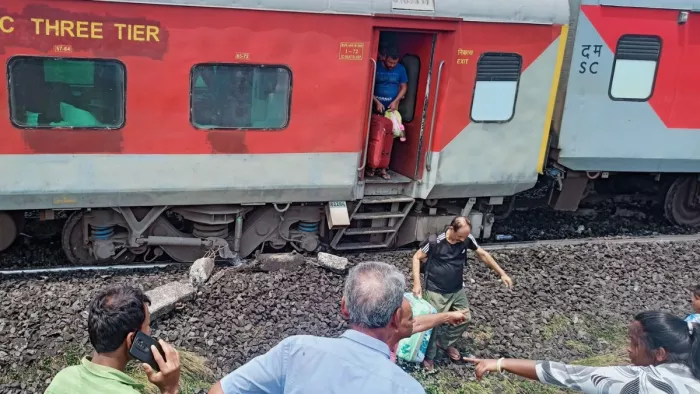 बेंगलुरु-कामाख्या एक्सप्रेस के 11 डिब्बे पटरी से उतरे। (जागरण)