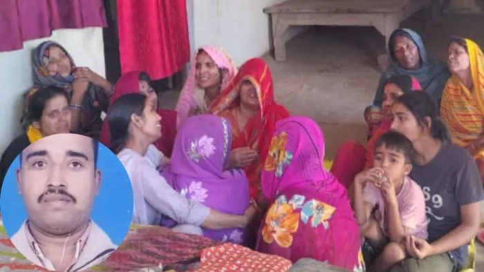 घटना के बाद रोते बिलखते परिजन। इनसेट में मृतक। जागरण