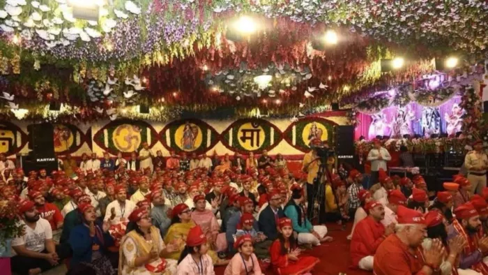 बड़ी संख्या में देश-विदेश से आ रहे भक्त