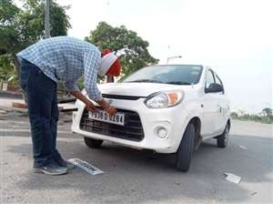 दफ्तर में लगे हाई सिक्योरिटी नंबर प्लेट्स के ढेर, लगवाने नहीं आए लोग