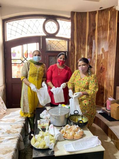 संक्रमितों के लिए अन्नपूर्णा बनीं तीन सहेलियां