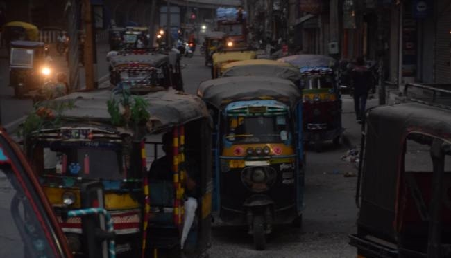 300 के पार खतरनाक स्तर पर पहुंचा एक्यूआइ, हवा हुई जहरीली
