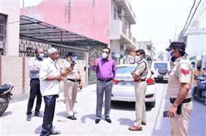 व्यस्त बाजारों व माइक्रो कंटेनमेंट जोन का किया निरीक्षण