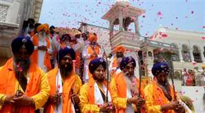 पुष्प वर्षा से नगर कीर्तन का स्वागत, सोने की पालकी में सुशोभित हुए श्री गुरु ग्रंथ साहिब के स्वरूप