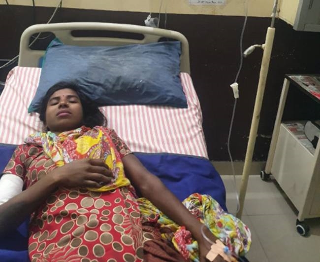 महिला की पिटाई कर मोबाइल लूट ले गए लुटेरे