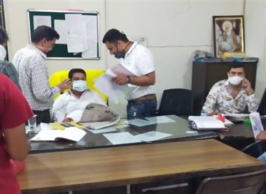 तहसील परिसर में उड़ी कोविड-19 नियमों की धज्जियां