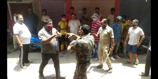 झरिया में लॉकडाउन में सामान बेचते दुकानदार धराया