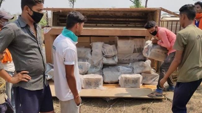 लोहपिट्टी मोड़ के पास नकली शराब से लदी पिकअप वैन पलटी