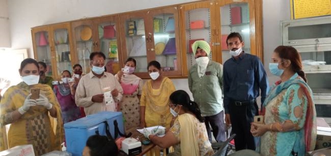 हिदी पुत्री पाठशाला में लगाया वैक्सीनेशन कैंप