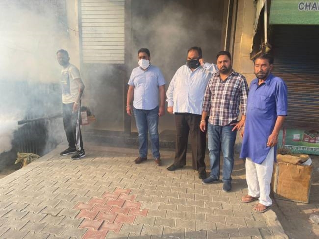 पूर्व कौंसिल प्रधान ने वार्ड 33 में कराई फोगिग