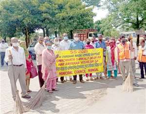 नंगल कौंसिल की वरिष्ठ उप प्रधान अनीता शर्मा ने झाड़ू लगाकर शुरू किया सफाई अभियान