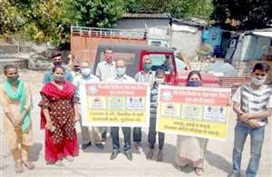 कोविड-19 के विरुद्ध पति-पत्नी ने किया डोर टू डोर प्रचार