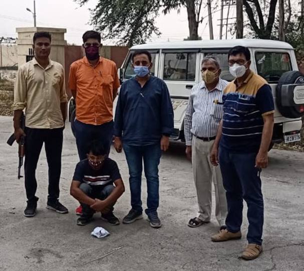 जल्द पैसे कमाने के लिए करने लगा नशीले पदार्थ की तस्करी, पुलिस ने पकड़ा