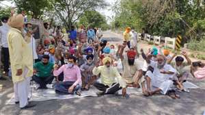 किसानों ने ढाई घंटे जाम किया नूरपुरबेदी- गढ़शंकर मुख्य मार्ग