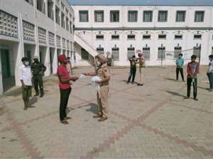 106 ने तोड़ा नाइट क&zwnj;र्फ्यू, पुलिस ने दो घंटे ओपन जेल में रखा