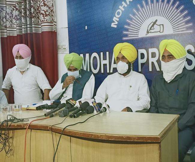 मोहाली में प्रेस कांफ्रेंस करते आम आदमी पार्टी के नेता।