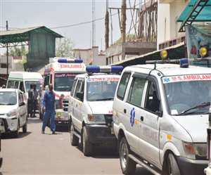 पुलिस की सख्ती पर भी नहीं मान रहे एंबुलेंस चालक, प्रयागराज में अस्पतालों के बाहर ले लेते हैं ज्यादा किराया