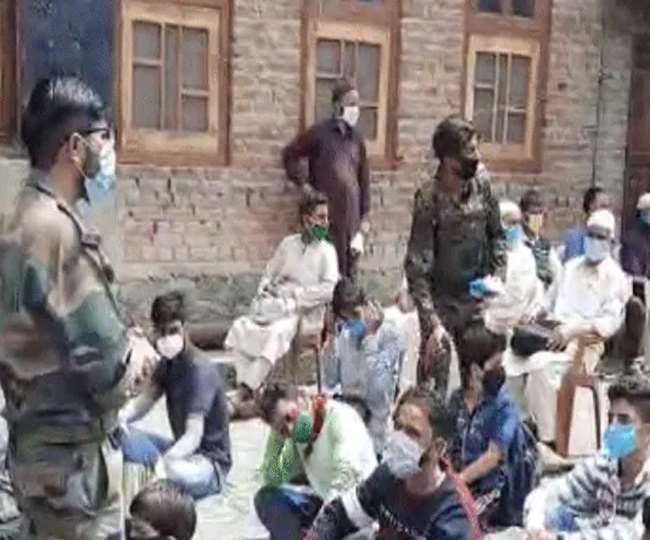 जवानों ने निवासियों को जागरूक किया कि वे खुद को कोरोना संक्रमण से बचाने के लिए क्या कार्रवाई करें।