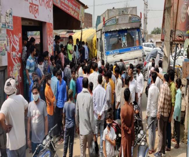 बागपत में कंटेनर घुसने के दौरान की तस्&zwj;वीर।