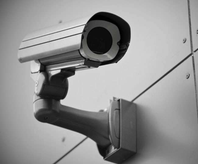 दुकानों के बाहर लगे सीसीटीवी कैमरे को तोड़ा। प्र्रतीकात्&zwj;मक तस्&zwj;वीर