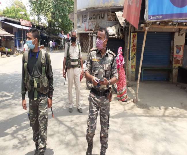 सडक पर जांच के लिए मुस्तैद पुलिस। फाइल फोटो।