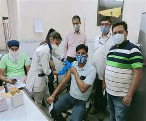 Jalandhar Corona Vaccination: जालंधर के रेलवे अस्पताल में फ्रंटलाइन वर्करों को लगाई कोरोना वैक्सीन