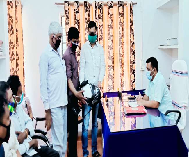 पुलिस को वारदात की जानकारी देने मानगो थाना पहुंचे भाजपा नेता व अन्य।